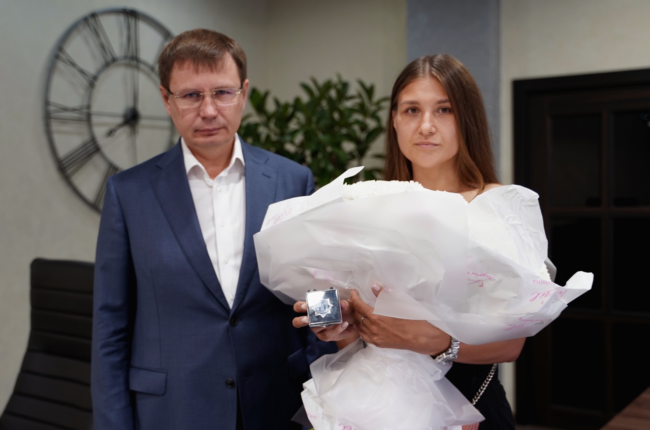 Победитель VIII Всероссийской летней Универсиады Анна Анфиногенова награждена знаком «Студенческая слава КемГУ»